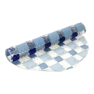 Tapete Antideslizante Azul con Diseño de Cuadros para Ducha de Baño Ovalado 70x39 cm.
